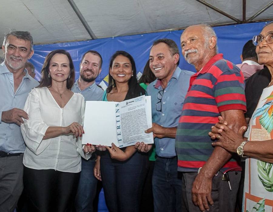 Professora Senadora Dorinha Participa Da Entrega De T Tulos Em