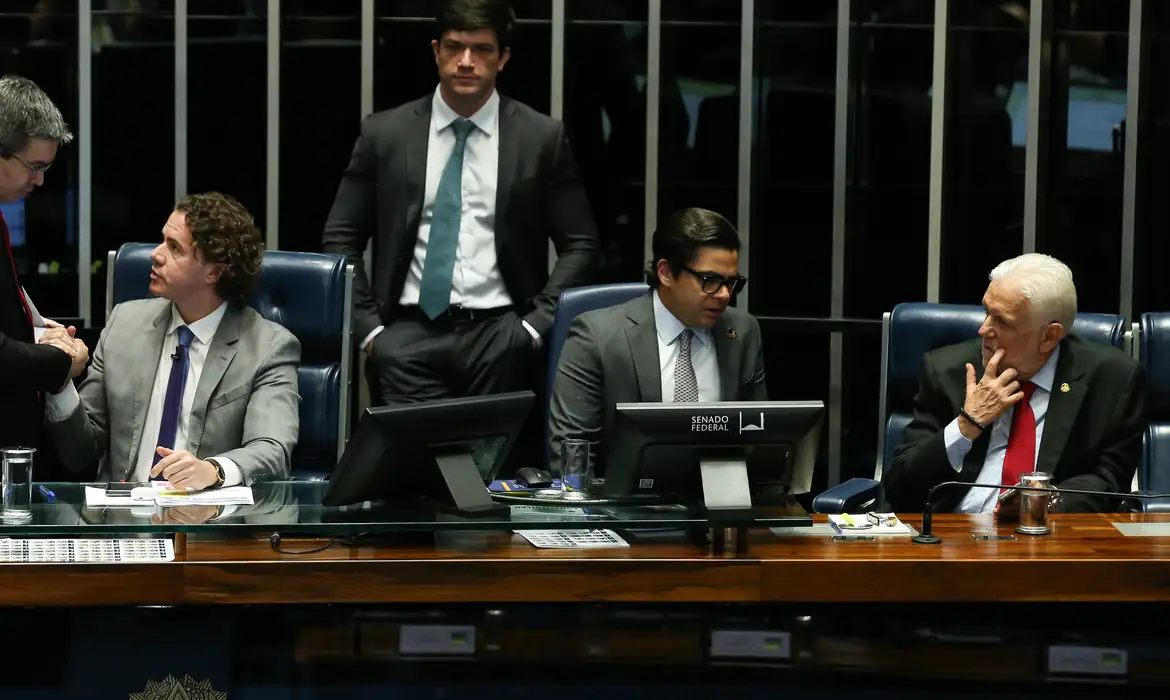 Senado aprova PL da taxação dos fundos exclusivos e offshores relator