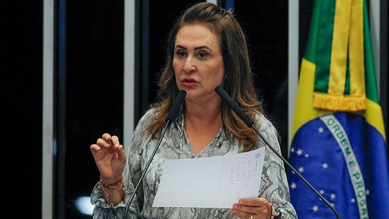 Kátia Abreu defende projeto que permite alistamento militar de mulheres —  Senado Notícias
