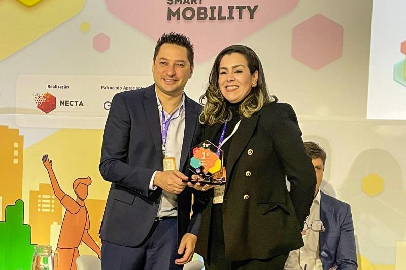 Prefeita de Palmas, Cinthia Ribeiro, recebe premiação do Connected Smart Cities & Mobility