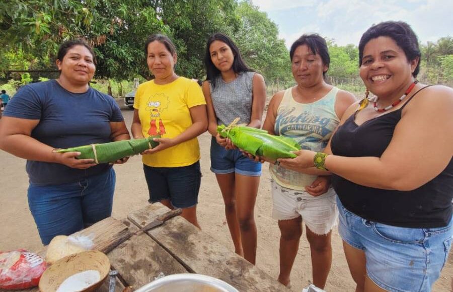 Chef Ruth Almeida leva oficinas de gastronomia e roda de conversa para mulheres indígenas Javaé, na Ilha do Bananal